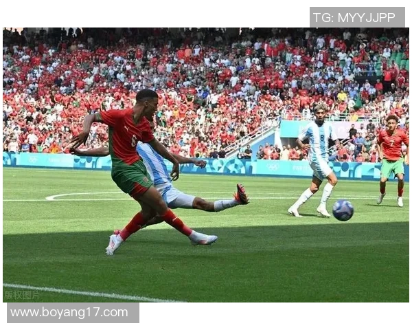 足球巨星戴墨镜潇洒亮相尽显时尚魅力与球场之外的独特风采 足球巨星戴墨镜潇洒亮相尽显时尚魅力与球场之外的独特风采