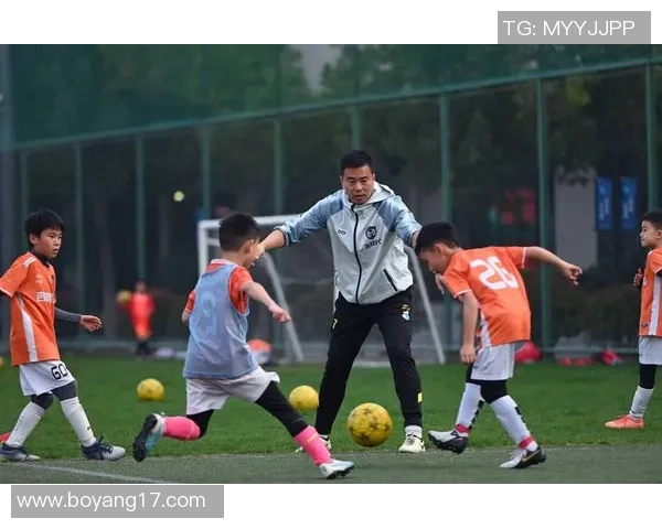 中国足球32号球星的崛起与挑战：从草根到职业赛场的奋斗历程