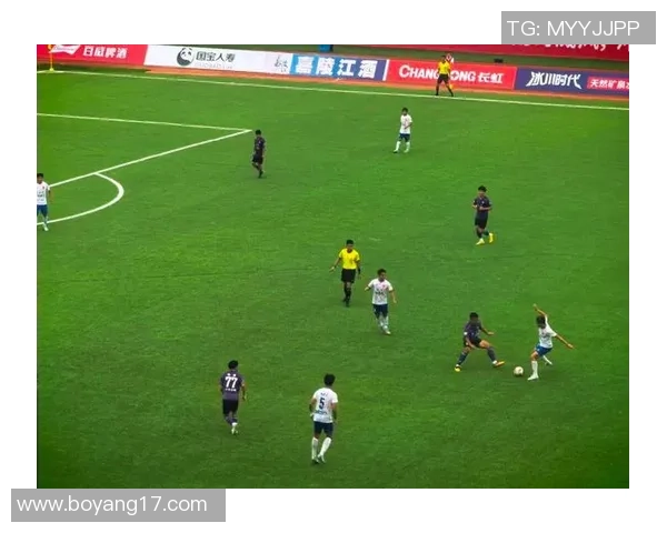 拼搏在绿茵场上奋力奔跑的球星们用汗水书写属于他们的传奇故事